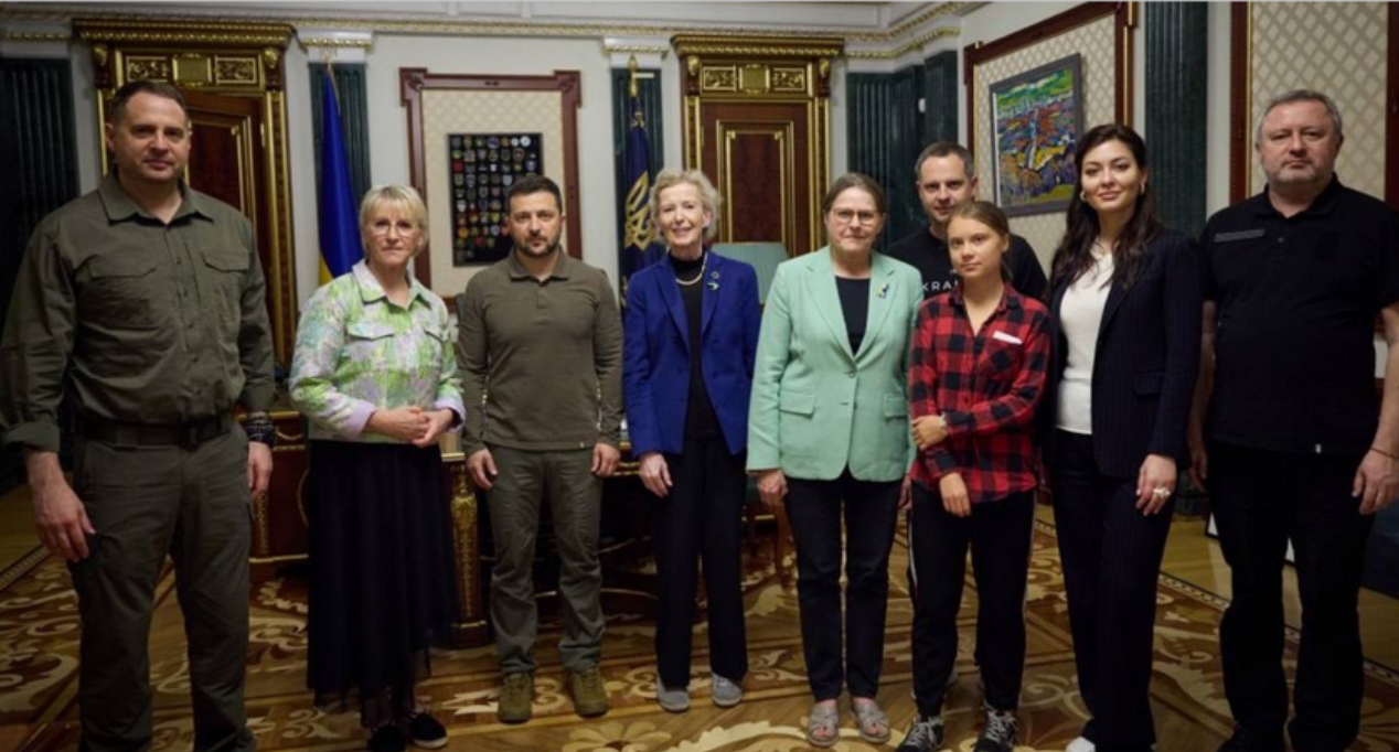 Грета Тунберг (третья справа) приехала в Киев. Фото: president.gov.ua